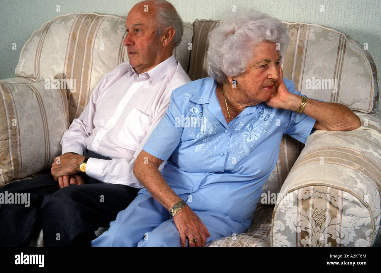 Coppia di anziani sul divano avente un argomento Foto Stock