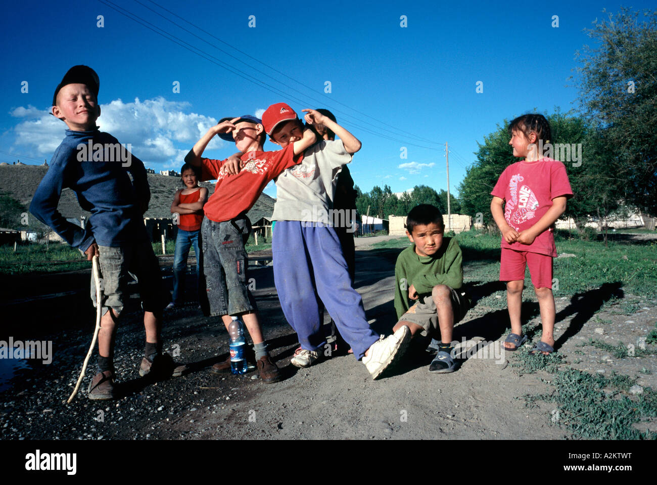 Giugno 17, 2006 - Gruppo di bambini nella città del Kirghizistan di At-Bashy Foto Stock