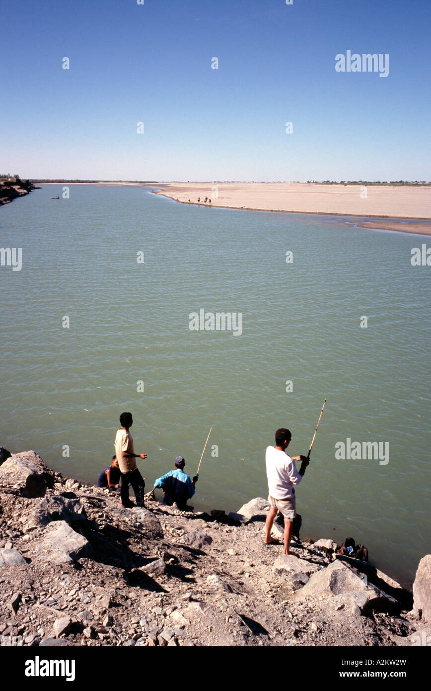 Resto del una volta possente fiume Amu-Darya nella città uzbeka di Nukus Foto Stock
