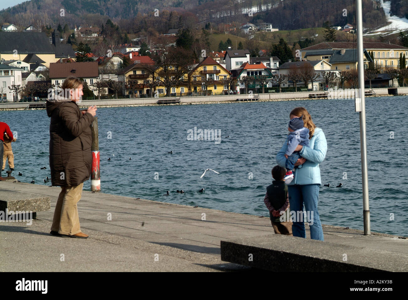 Donna di scattare una foto del suo amico dal lato del lago Attersee in Austria. Foto Stock