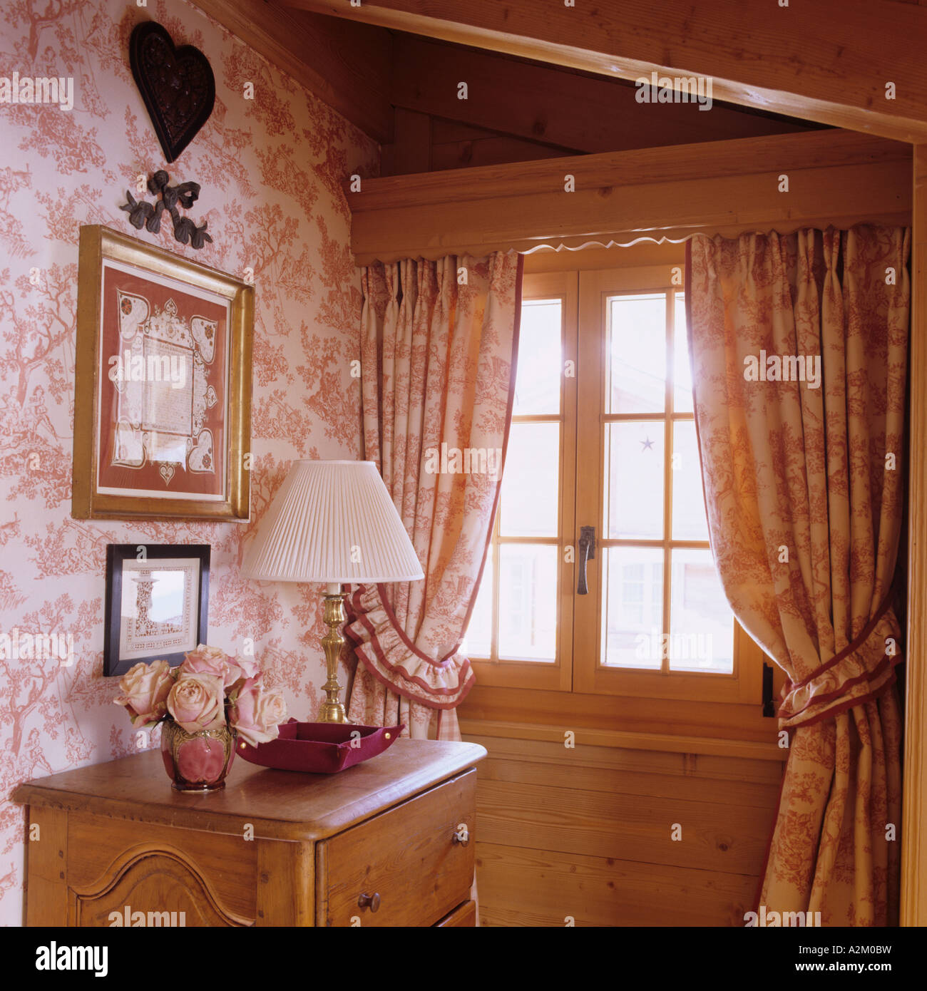 La finestra in camera con abbinamento di tende e carta da parati in un tradizionale chalet in Svizzera Foto Stock