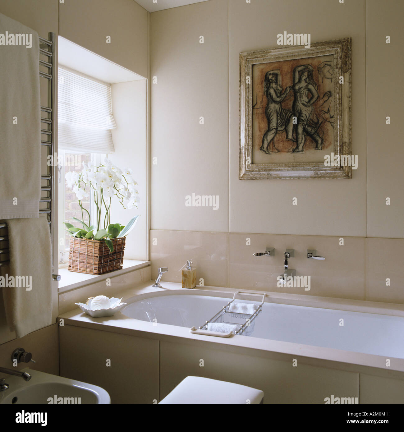 Bagno con piastrelle di grandi dimensioni e illustrazioni in appartamento London dal designer Emily Todhunter Foto Stock