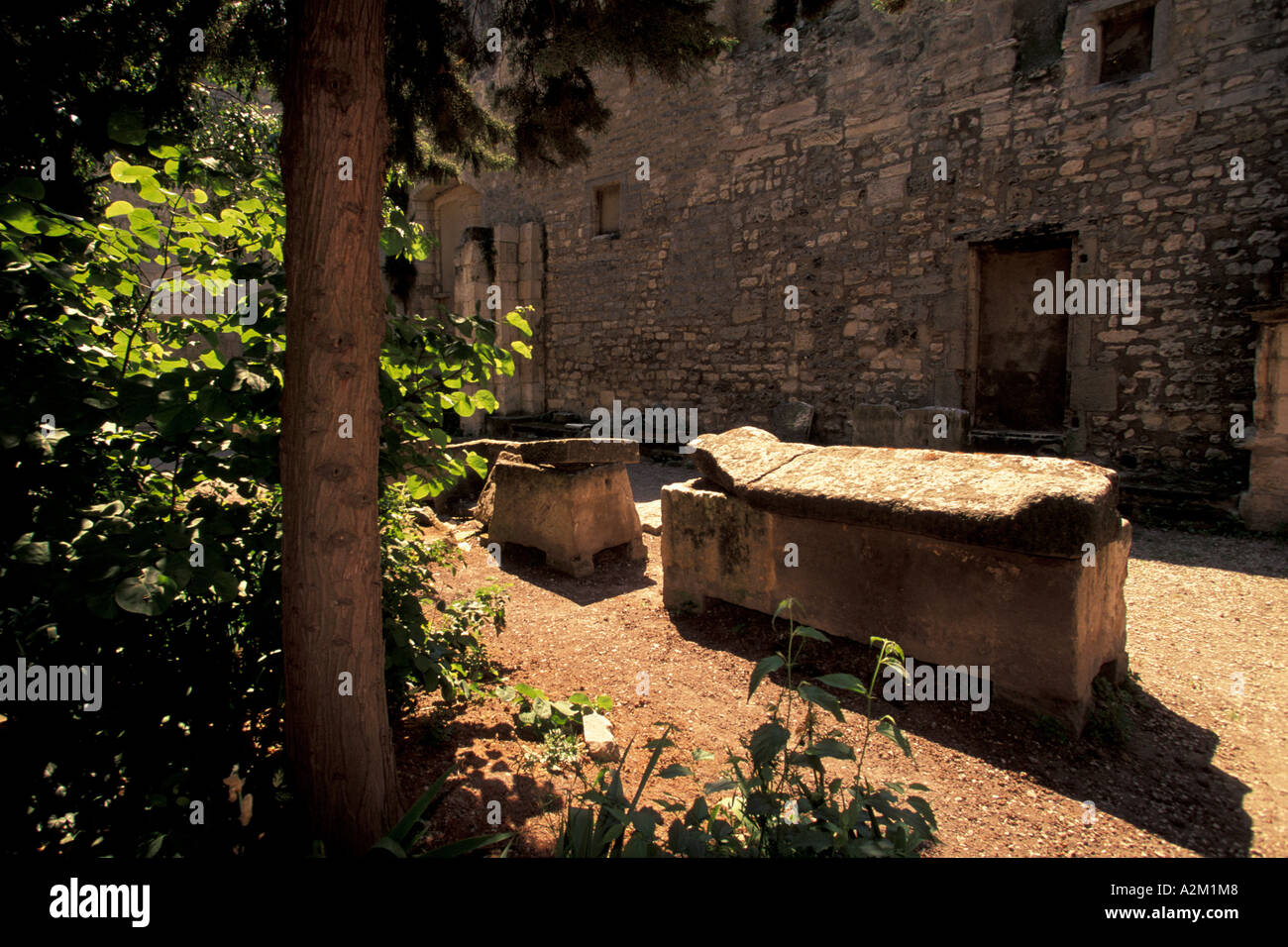 Ue, Francia, Provenza, Bouches, du Rhone, Arles. Les Alyscamps, cimitero romano, sarcofagi Foto Stock