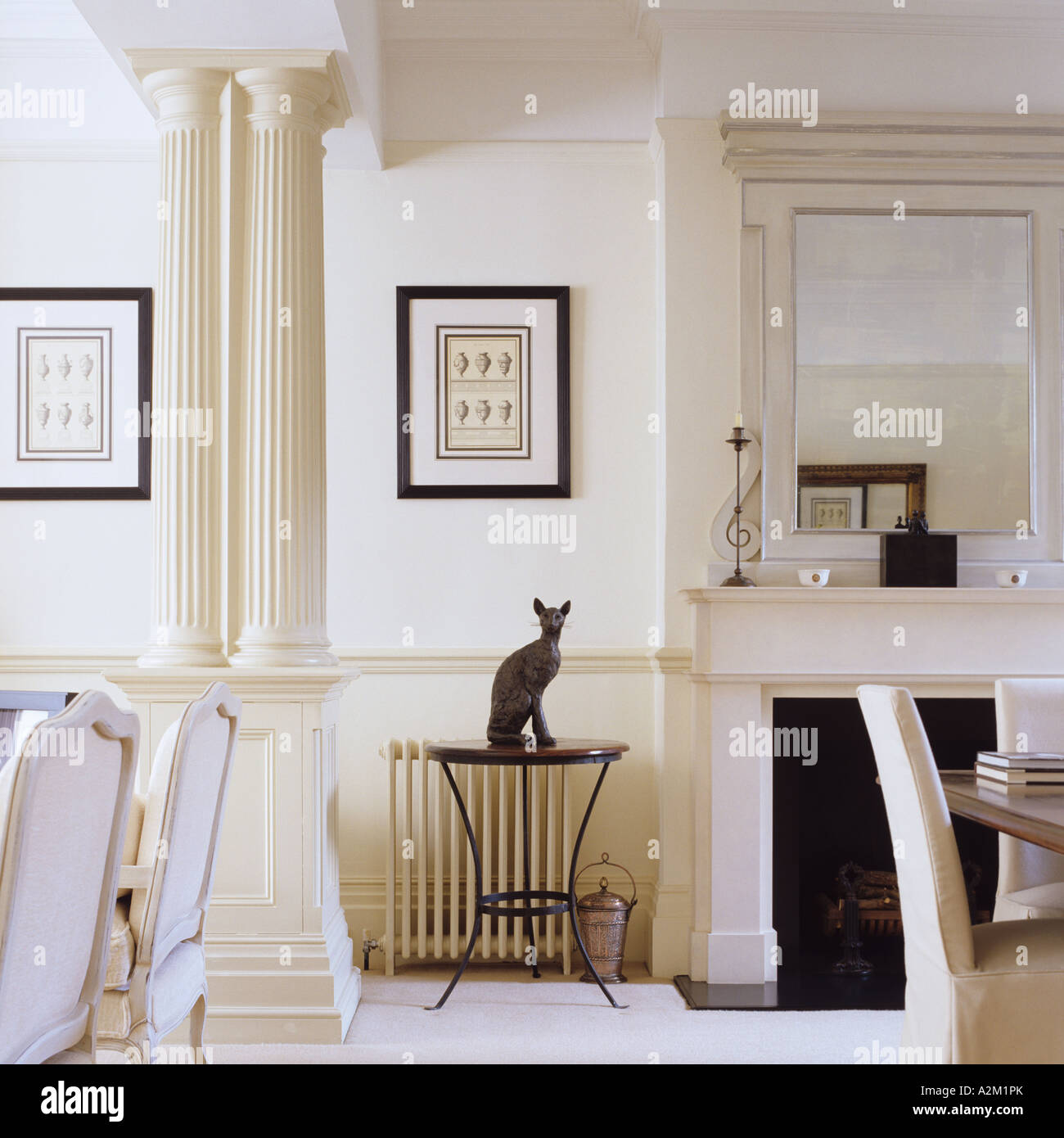 Sala da disegno in stile neoclassico con la colonna e il gatto siamese gatto Foto Stock