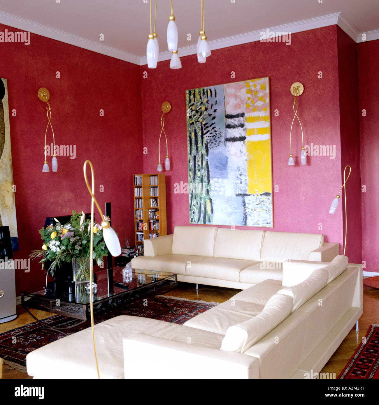 Divani in pelle bianca nel dipinto di rosso appartamento di San Pietroburgo commerciante di arte Foto Stock