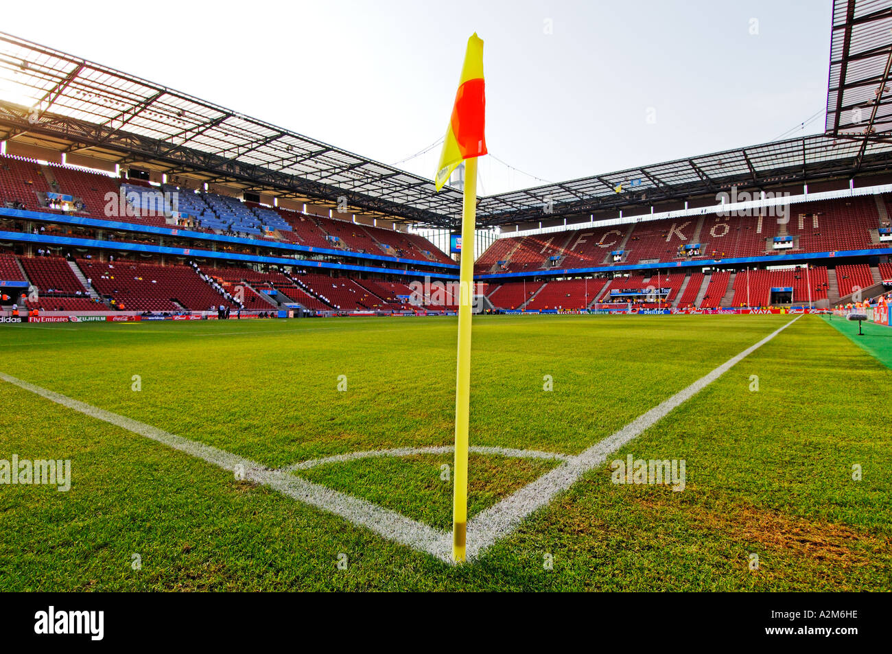 Vista da una delle bandiere d'angolo del campo da calcio dello stadio di calcio di Colonia, in Germania Foto Stock