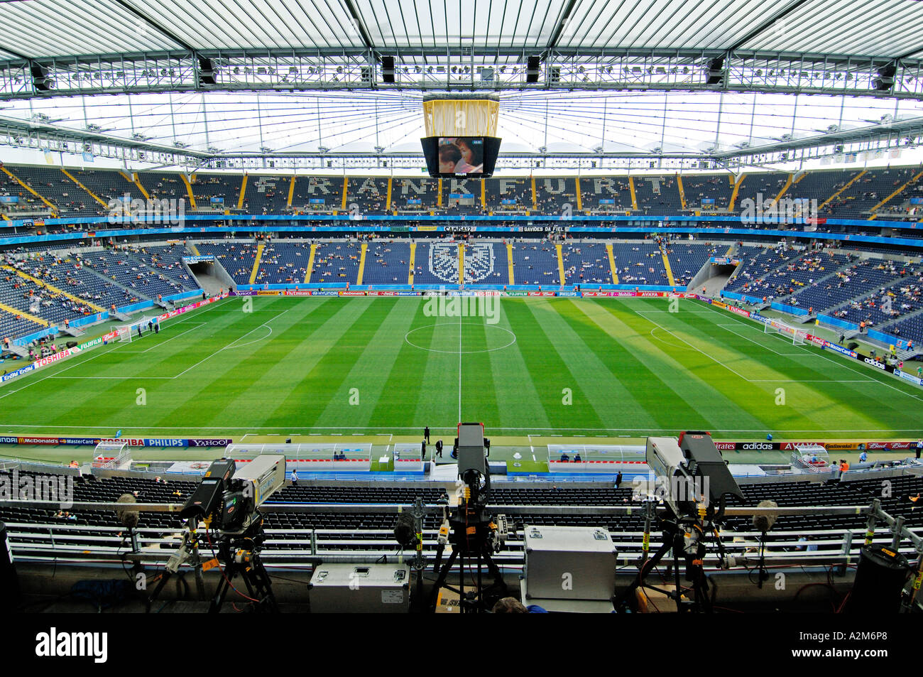 Le telecamere si affacciano sul campo nello stadio di calcio Eintracht  Frankfurt, Francoforte, Germania Foto stock - Alamy