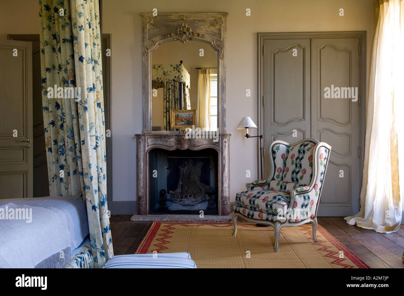 Tradizionale ala Luigi XV indietro poltrona in camera da letto della casa di campagna provenzale Foto Stock