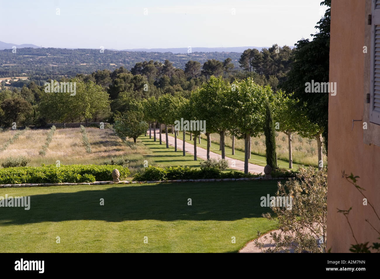 Vista dalla casa di campagna provenzale del viale alberato percorso e valle Foto Stock