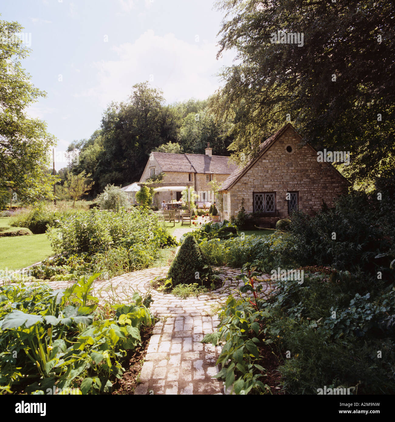 Cottage esterno nel giardino di campagna con il percorso Foto Stock