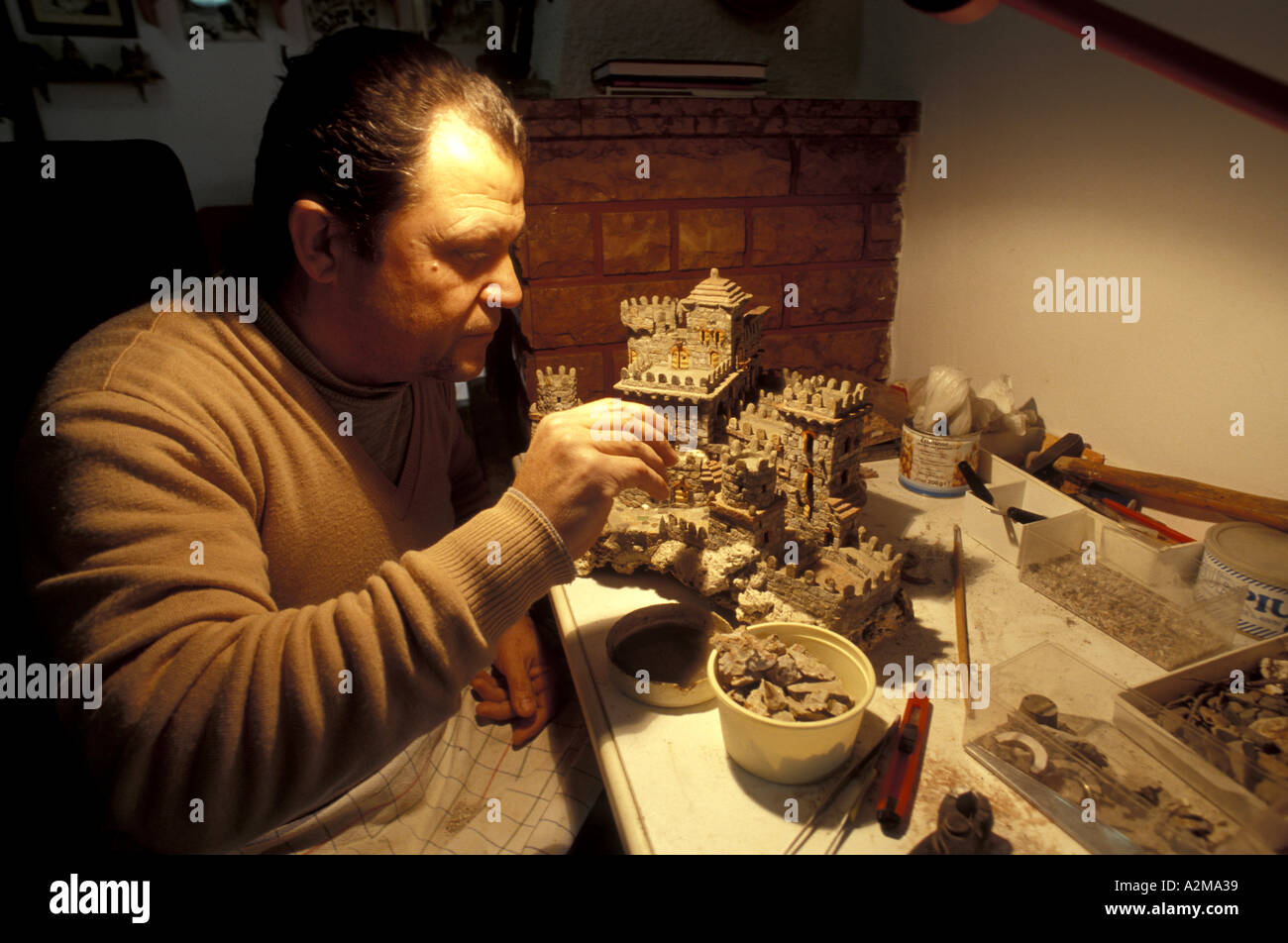 Pino Cusati e la sua pietra lavorata Foto Stock