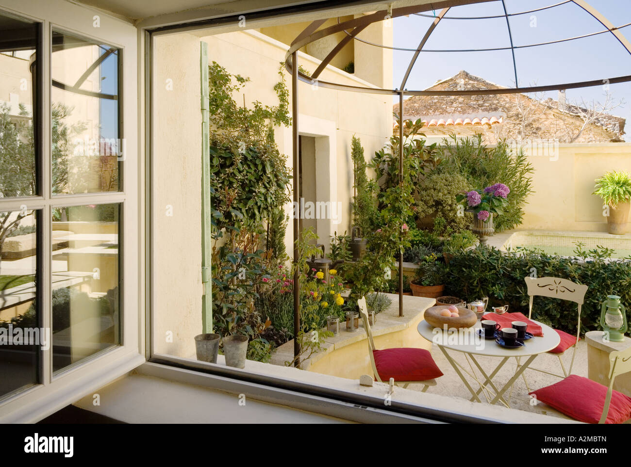 Giardino sul tetto/ cortile del tradizionale provenzale villa, Francia Foto Stock