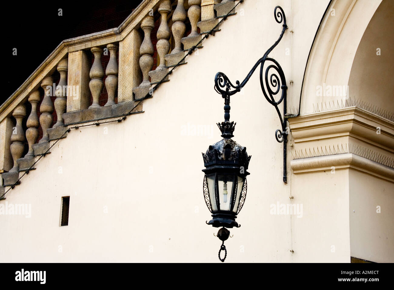 Ferro battuto lampada panno Sukiennice hall Piazza del Mercato Rynek Glowny Città Vecchia Stare Miasto Cracovia Cracovia Polonia Viaggi Turismo Foto Stock