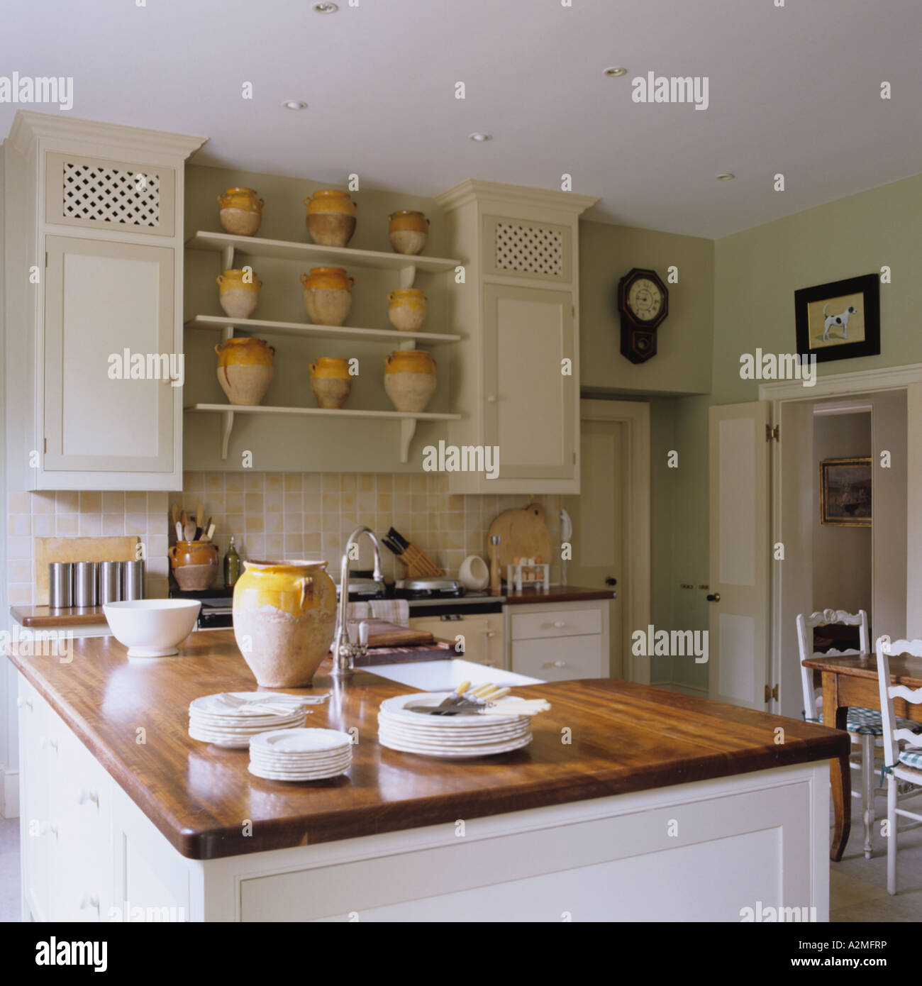 Cucina con confit di terracotta vasi in English country house Foto stock -  Alamy
