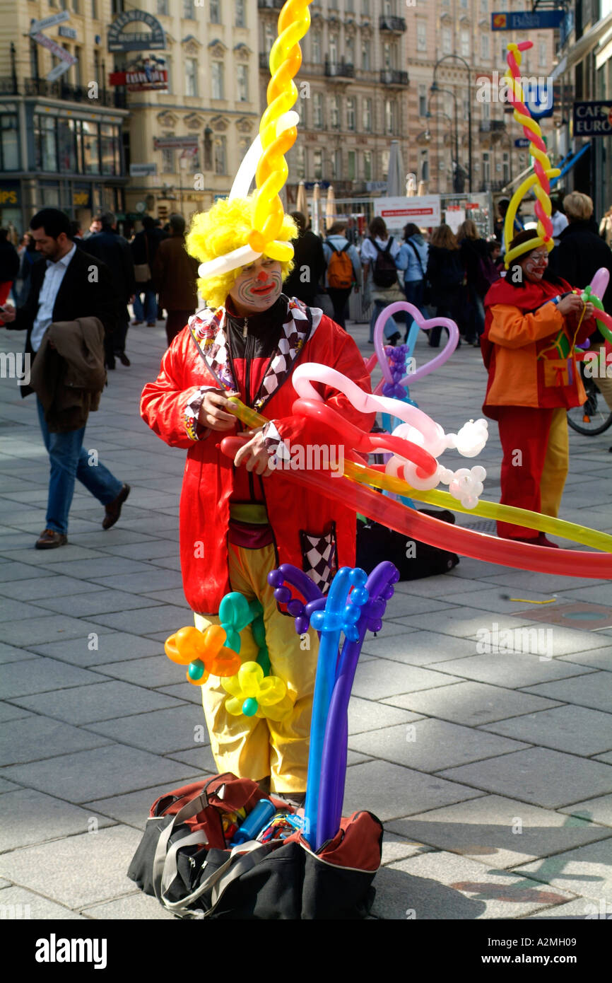 Un clown di strada rende bendy giocattoli da palloncini nel centro storico  di Vienna Foto stock - Alamy