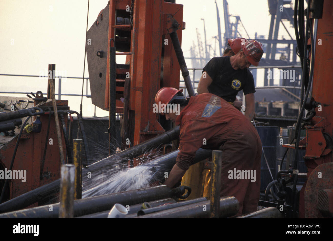 Lavoratori su una piattaforma di perforazione, Suffolk, Regno Unito Foto Stock