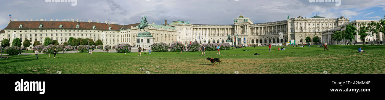 Vista panoramica della Hofburg con il Heldenplatz a sinistra il monumento di arciduca Karl Vienna Austria Foto Stock