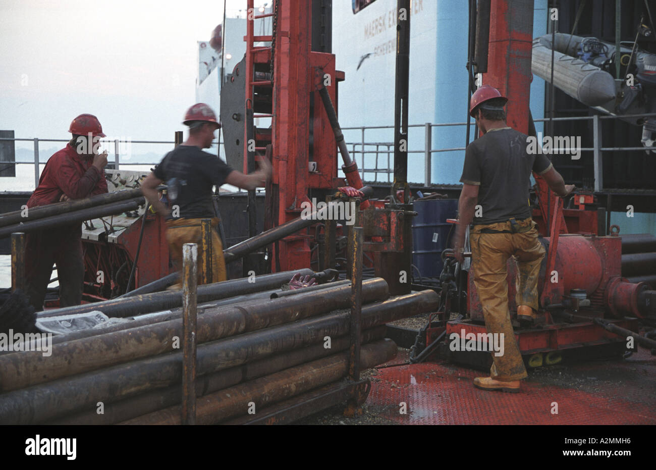 Lavoratori su una piattaforma di perforazione, Suffolk, Regno Unito Foto Stock