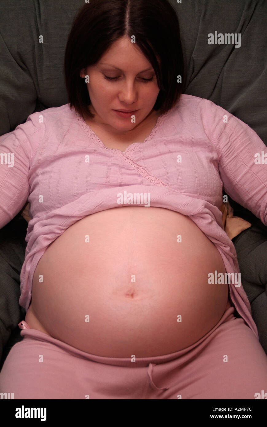 La donna nel nono mese di gravidanza Foto Stock