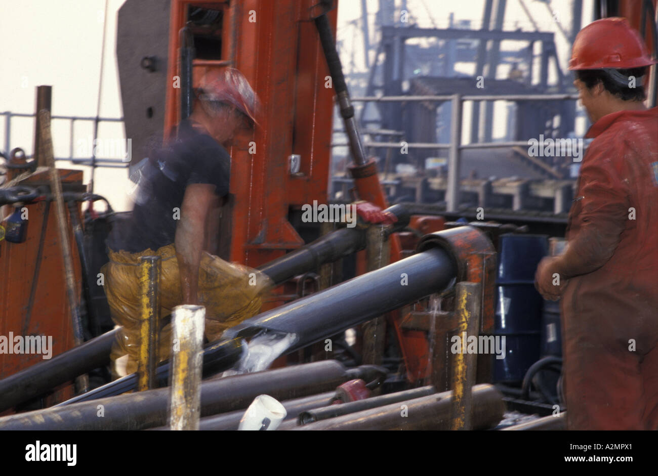 Lavoratori su una piattaforma di perforazione, Suffolk, Regno Unito Foto Stock