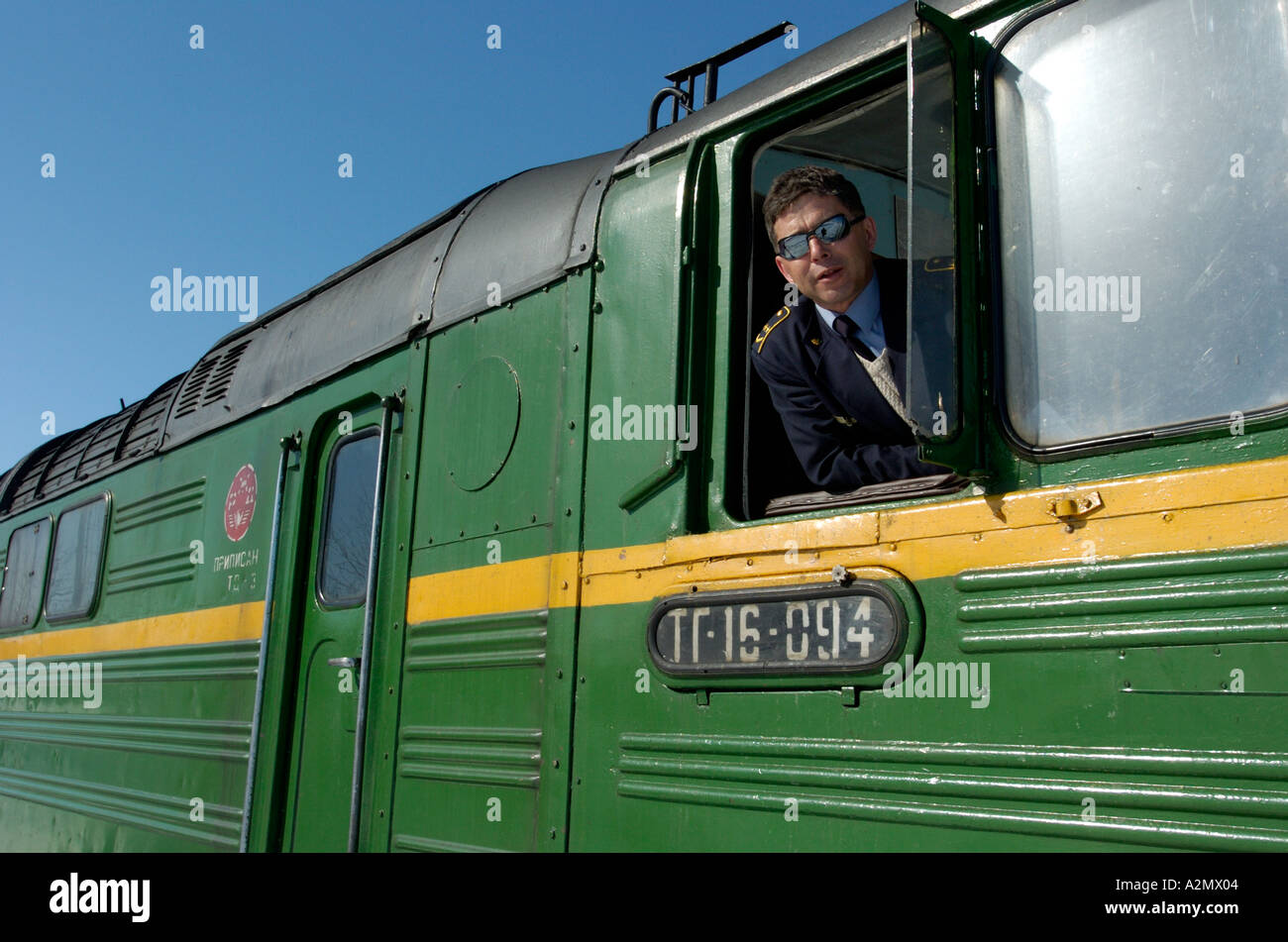 Driver del Yuzhno Sakhalinsk a Nogliki treno isola Sakhalin in Russia 2005 Foto Stock