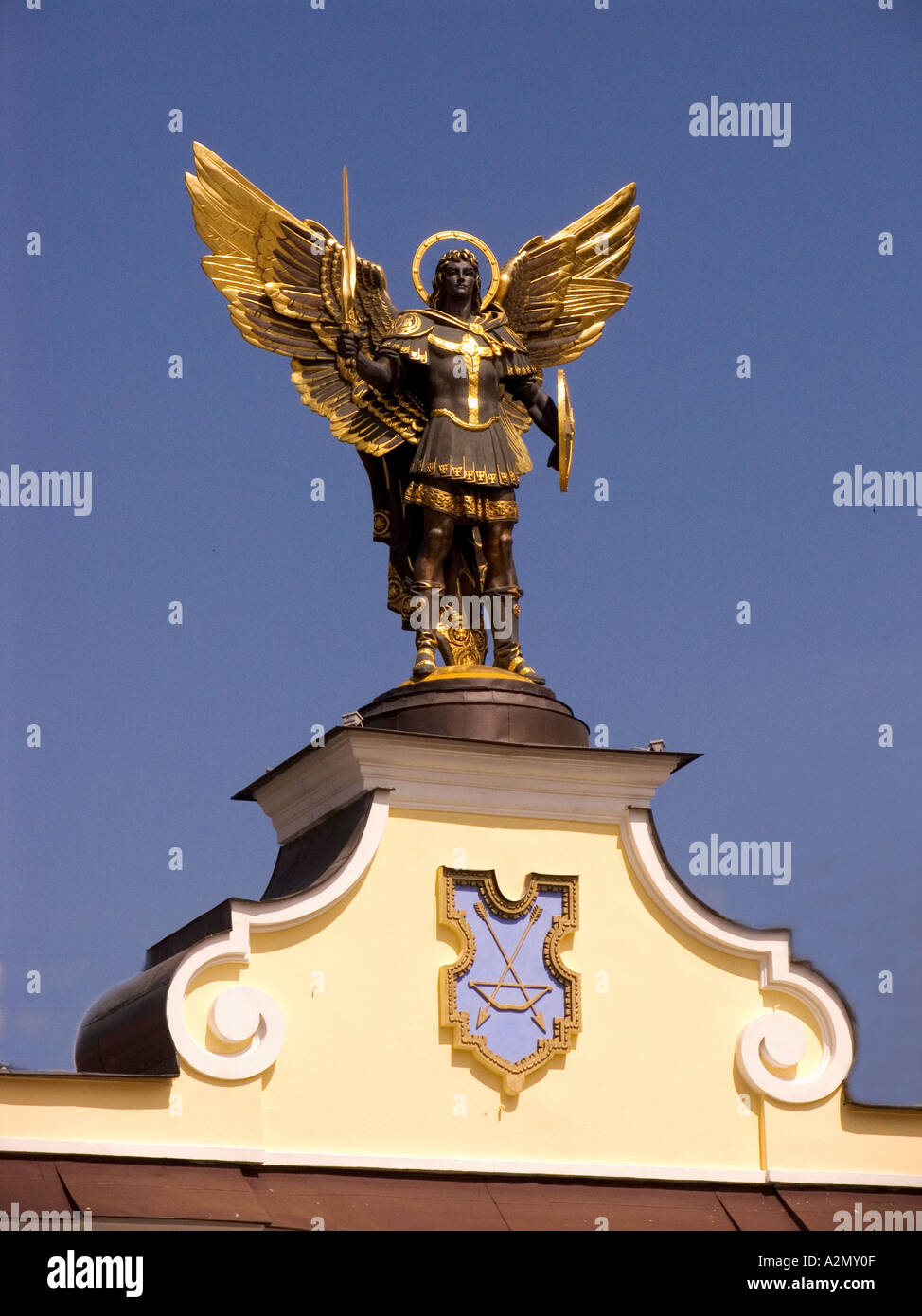 Ucraina Kiev Luogo di indipendenza parte settentrionale con la Pecers kyj gate e arcangelo Michele golden wings statua in bronce Foto Stock