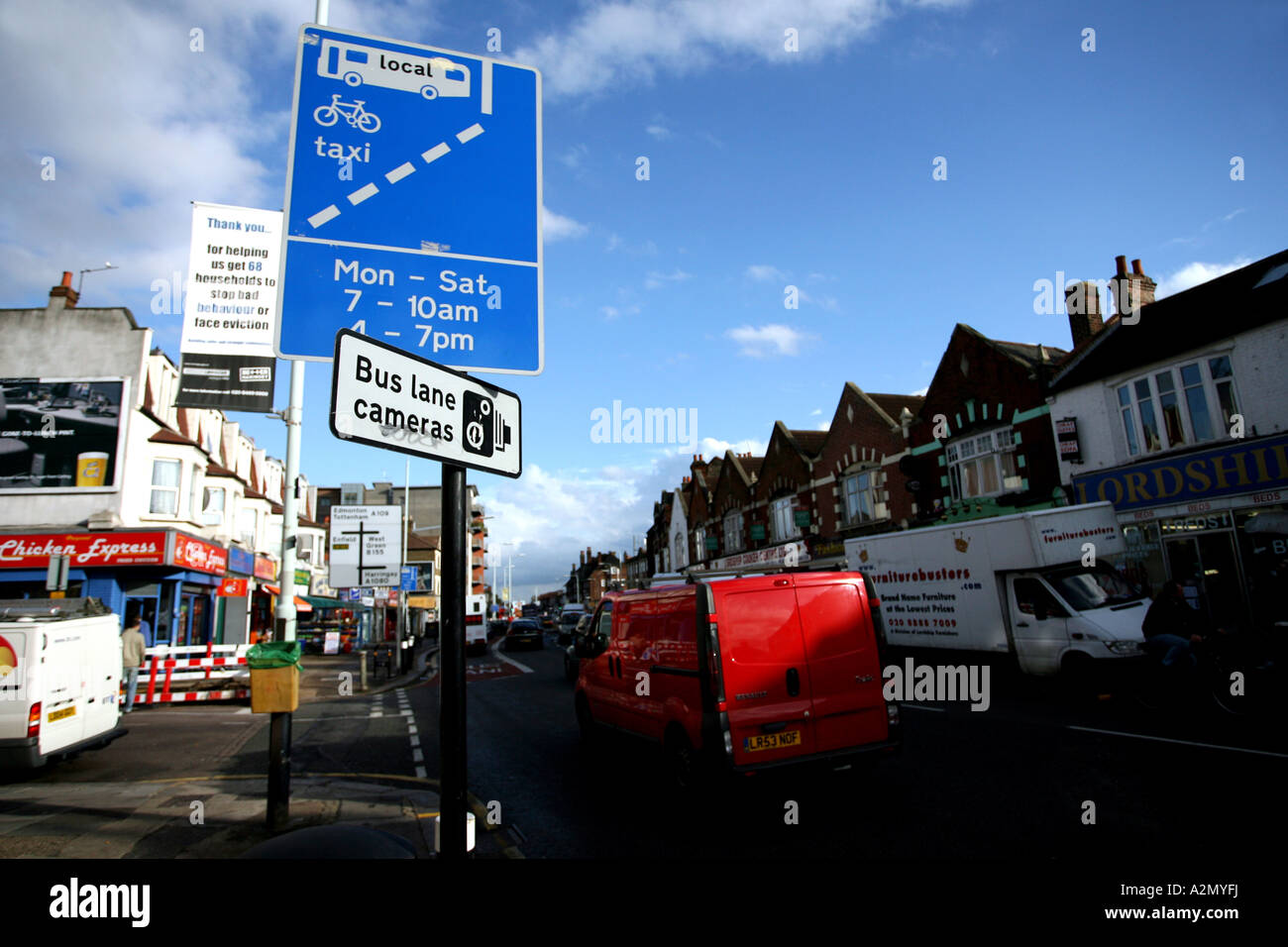Scena di strada e la corsia degli autobus telecamere segno sulla signoria Lane North London REGNO UNITO Foto Stock