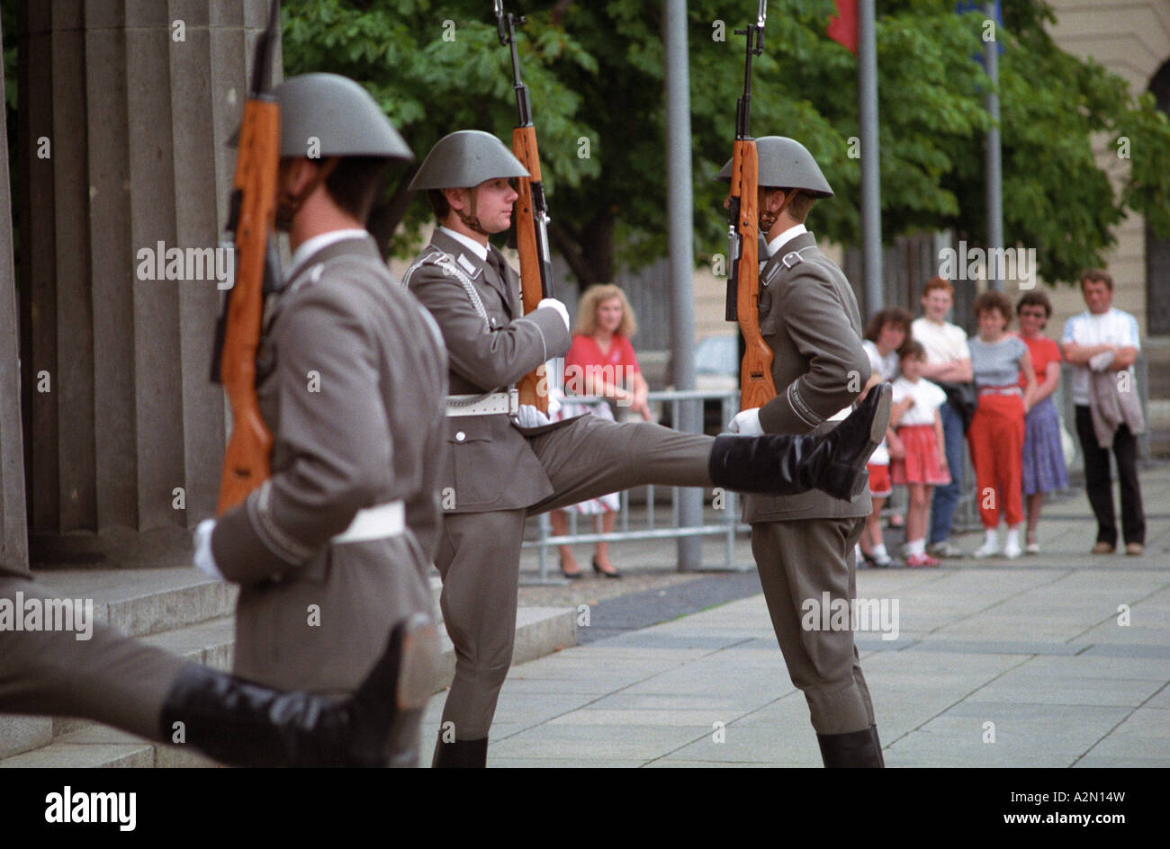 Oriente soldati tedeschi marciando a Berlino, 1989 Foto Stock