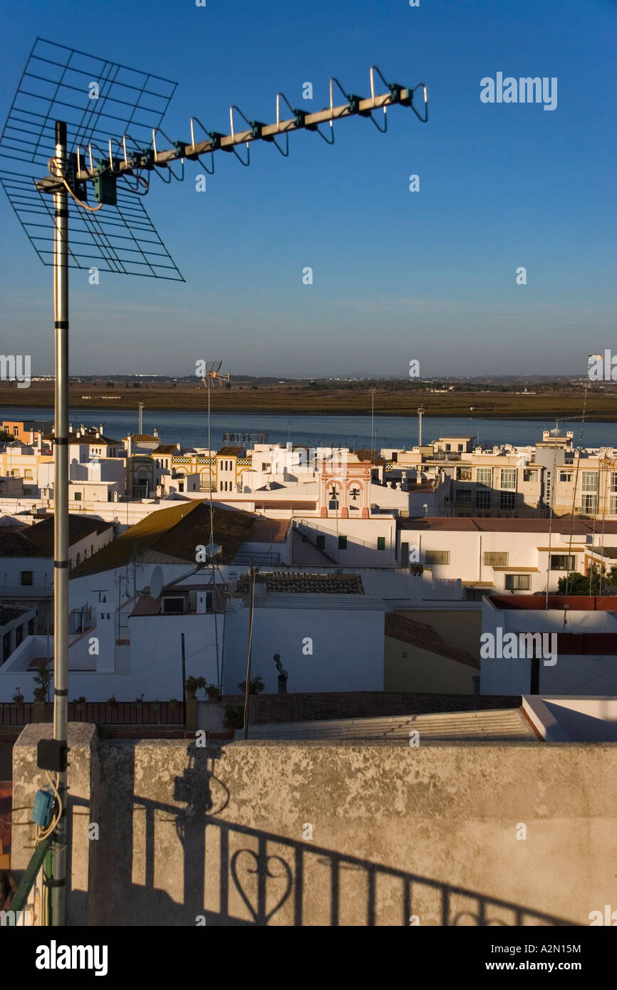 Un'antenna televisiva domina una vista sui tetti della città di Ayamonte in Spagna Foto Stock