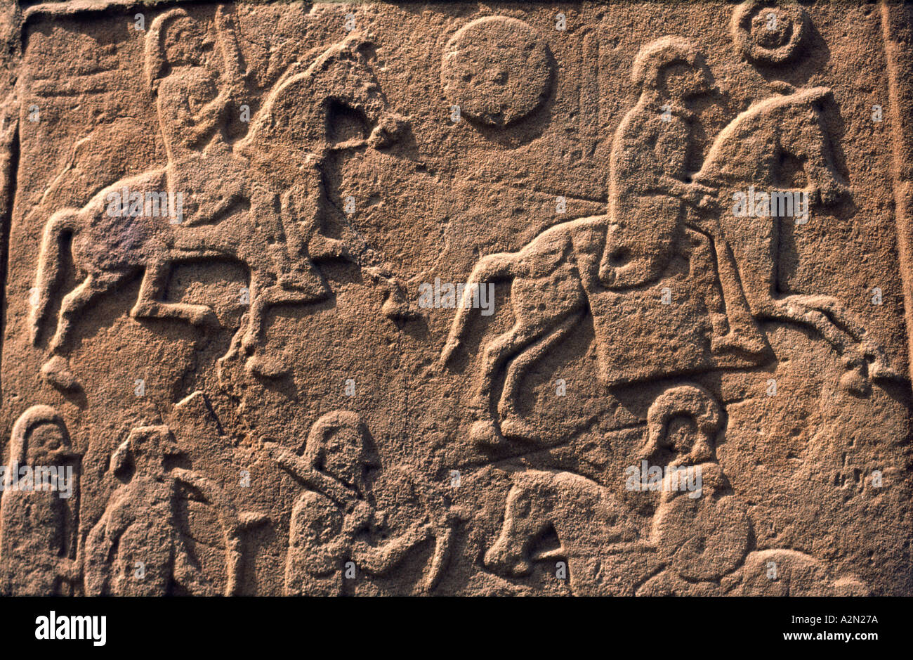 Celtic Pictish symbol lastra di pietra in dettaglio Aberlemno sagrato, Tayside, Scozia. Scena di battaglia con cavallo cavalleria e lancieri Foto Stock