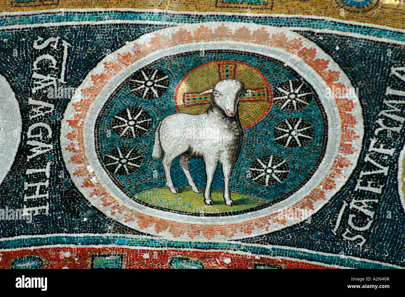 Agnello di Dio dettaglio nel soffitto mosaico di Porec Basilica di Cristo Foto Stock