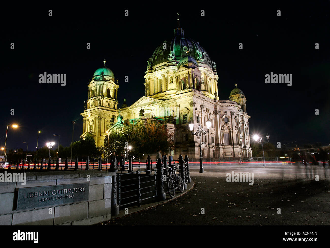 Chiesa illuminata di notte, Cattedrale di Berlino, l'Isola dei Musei di Berlino, Germania Foto Stock