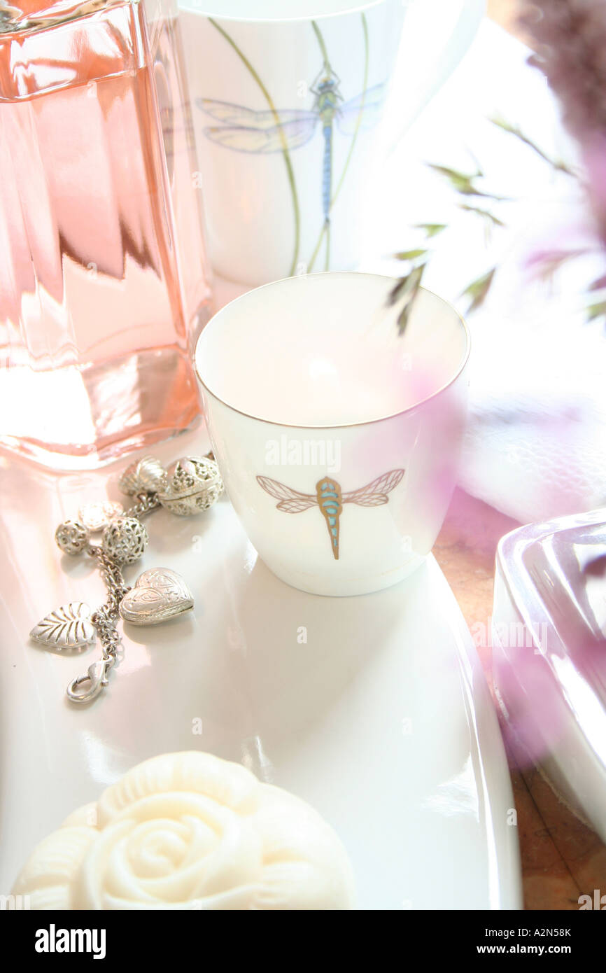 Angolo di alta vista di articoli da toeletta al lavandino Foto Stock