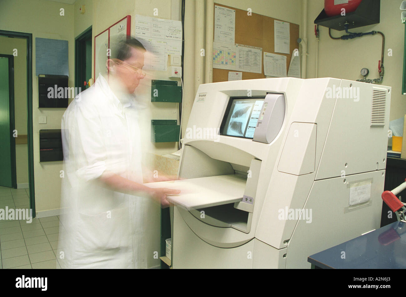 Medico di fare un esame a raggi X Foto Stock