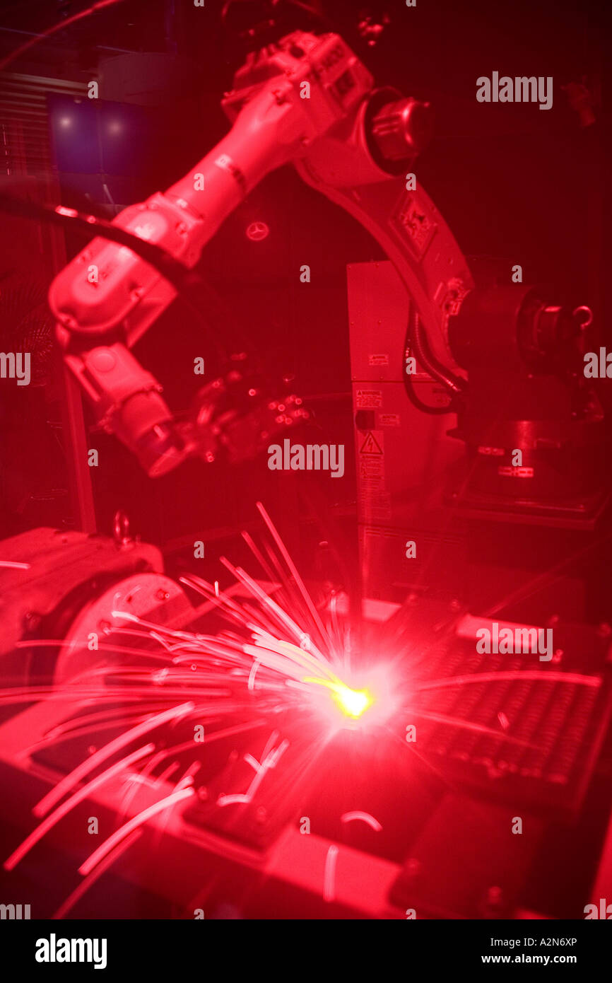 Close-up di robot industriale scintille Foto Stock