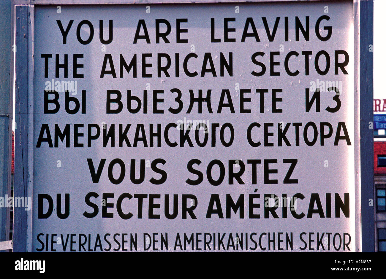 Segno al Checkpoint Charlie il più ben noto punto di attraversamento dell'ex muro di Berlino Germania Foto Stock