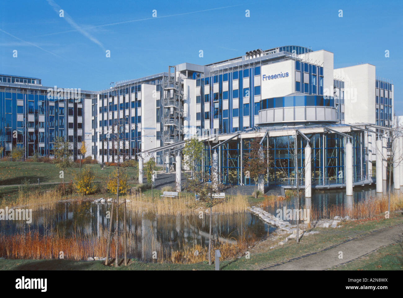 La riflessione di palazzo Medici in acqua, Fresenius Medical Care AG, Francoforte, Germania Foto Stock