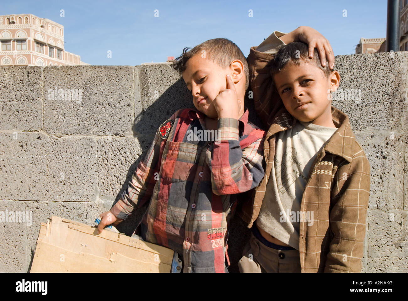 I bambini nella città vecchia di Sana'a Yemen Foto Stock