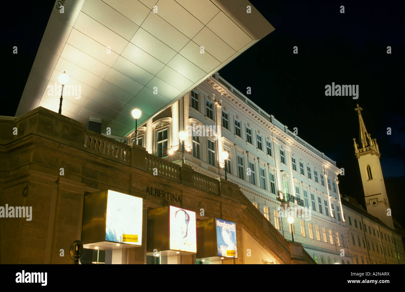 Basso angolo di visione di un museo Albertina, Innere Stadt, Vienna, Austria Foto Stock
