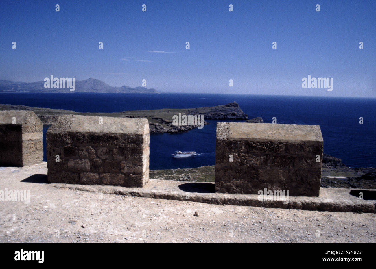 Chiara ACQUA BLU 04 vista del mar Egeo lindos rodi isole greche si tratta di 1 di 1 immagini simili e 1 di 200 PICS TOTALE Foto Stock