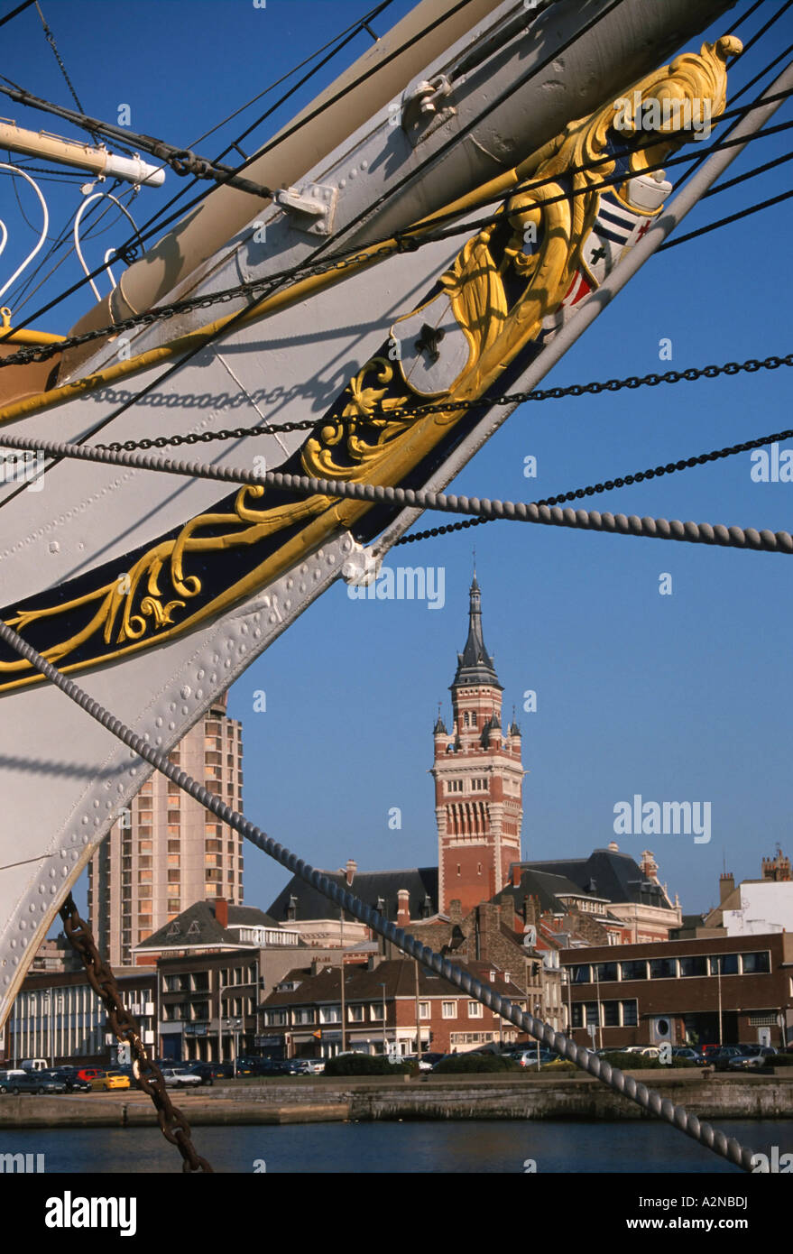 Nave di prua con city hall in background, Nord, Nord-Pas-de-Calais, Francia Foto Stock
