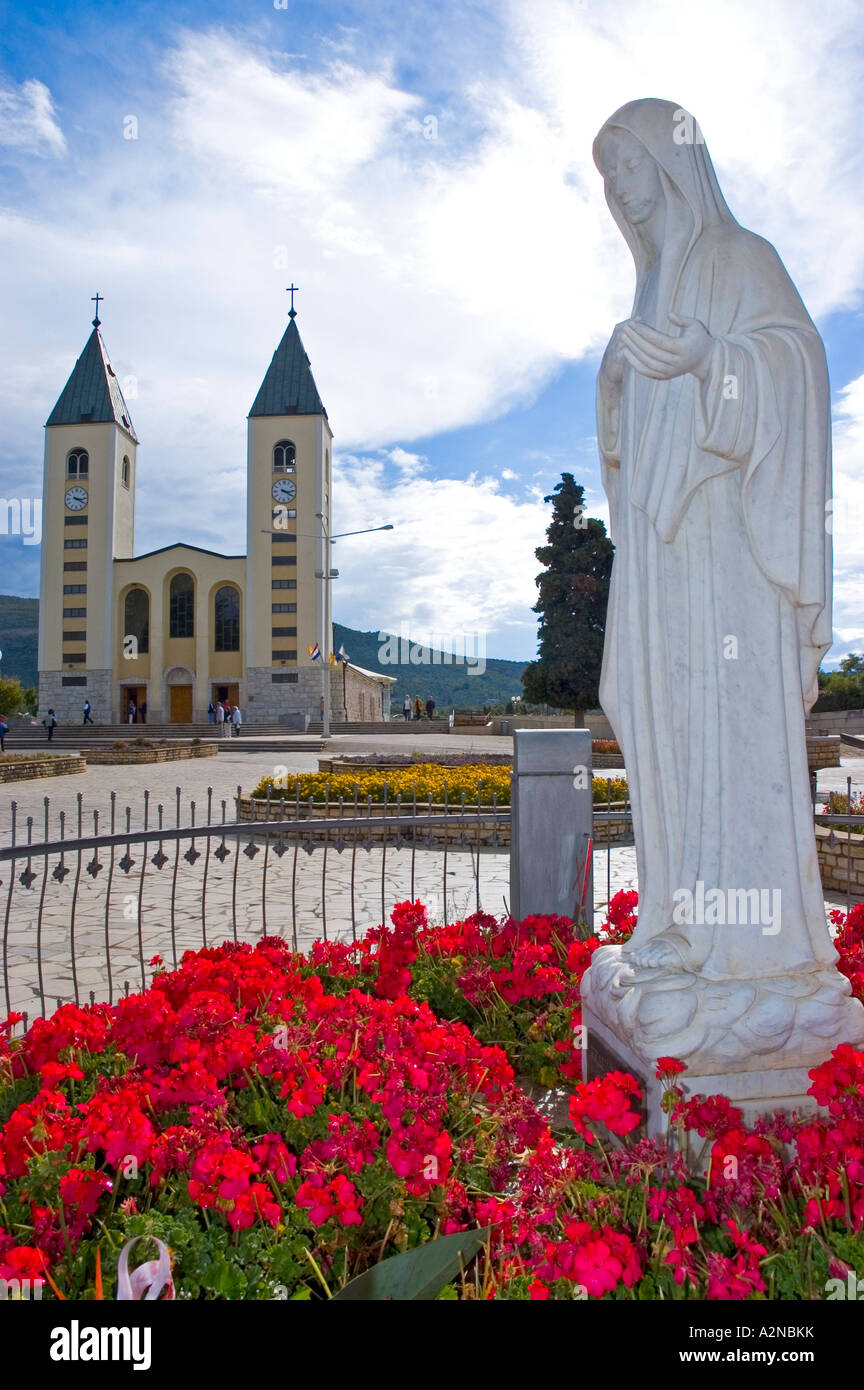 La statua della Vergine Maria al di fuori di una chiesa, St James Church, Medjugorje, Bosnia e Erzegovina, Croazia, ex Iugoslavia Foto Stock