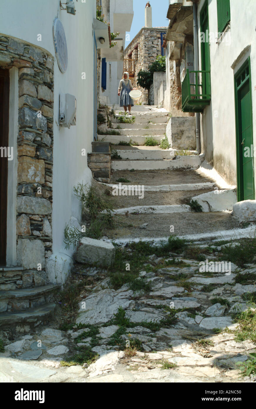 Donna camminando per strada di Alonissos città vecchia Alonissos Isola Grecia Foto Stock