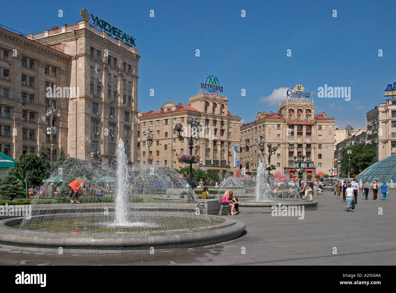 Ucraina Kiev Luogo di indipendenza parte settentrionale con edifici storici di realismo sowjet architettura con glasdome di Foto Stock