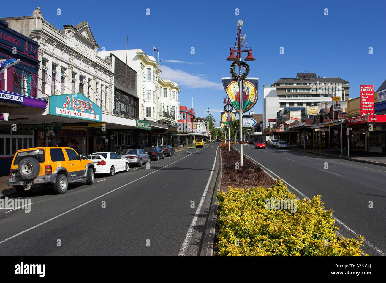 Victoria Street nella città di Waikato di Hamilton con decorazioni di Natale appesi da lampioni. Isola del nord, Nuova Zelanda, Foto Stock