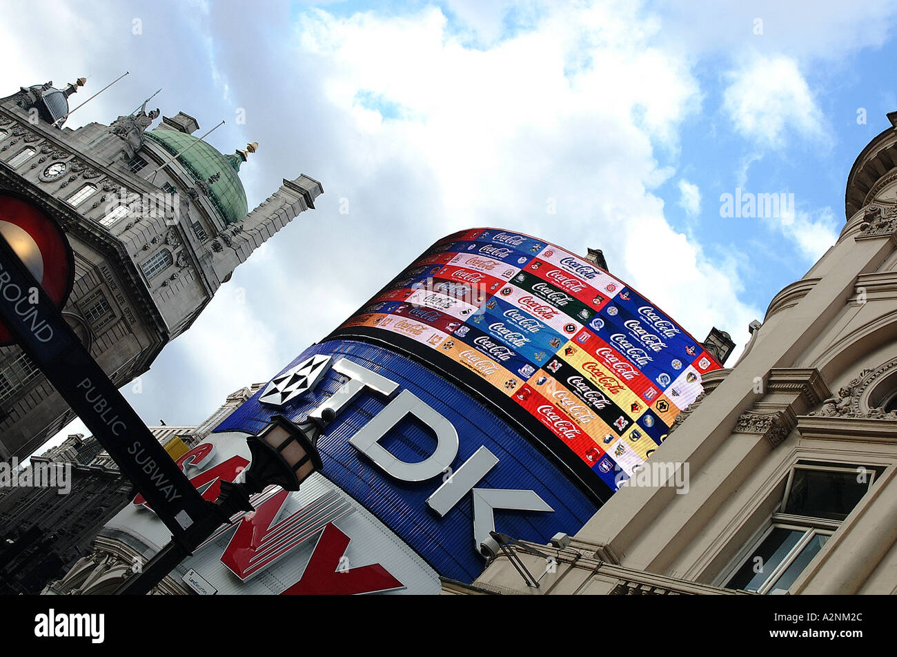 Insegne al neon a piccadilly circus Foto Stock