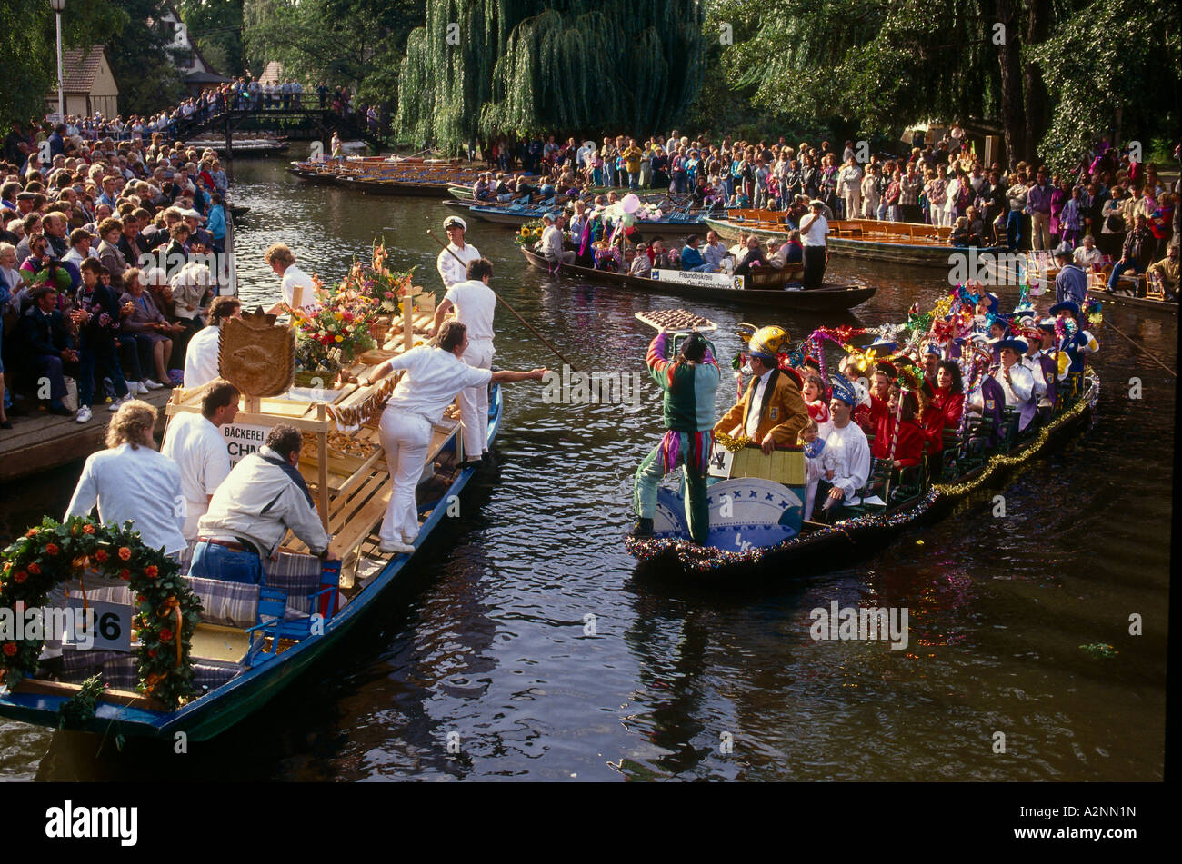 Gruppo di persone su barche celebrando spreewald festival Spreewald Lehde Brandenburg Germania Foto Stock