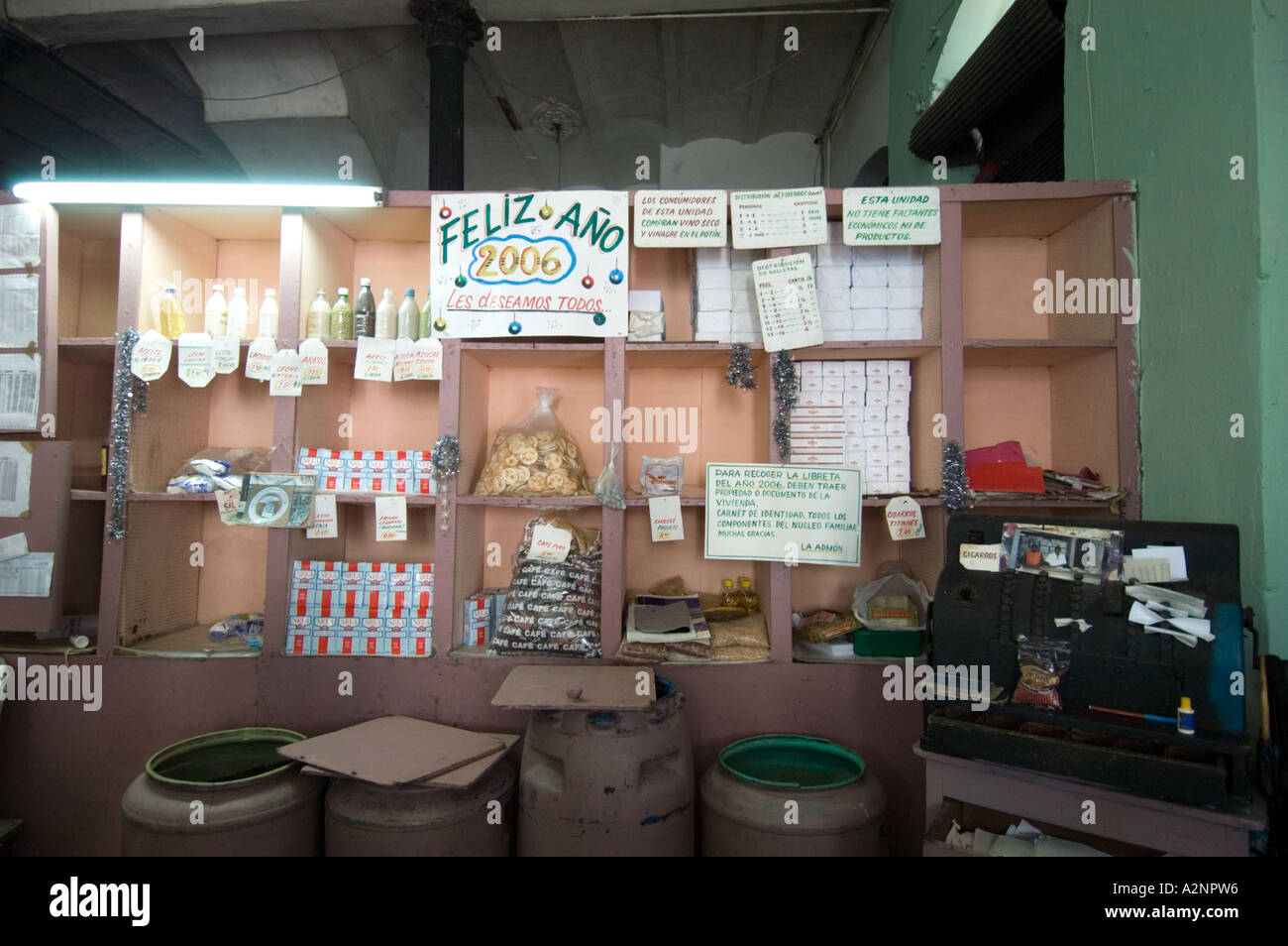 Mezza vuota di ripiani all'interno di una proprietà dello stato negozio di generi alimentari a Cuba avana Foto Stock