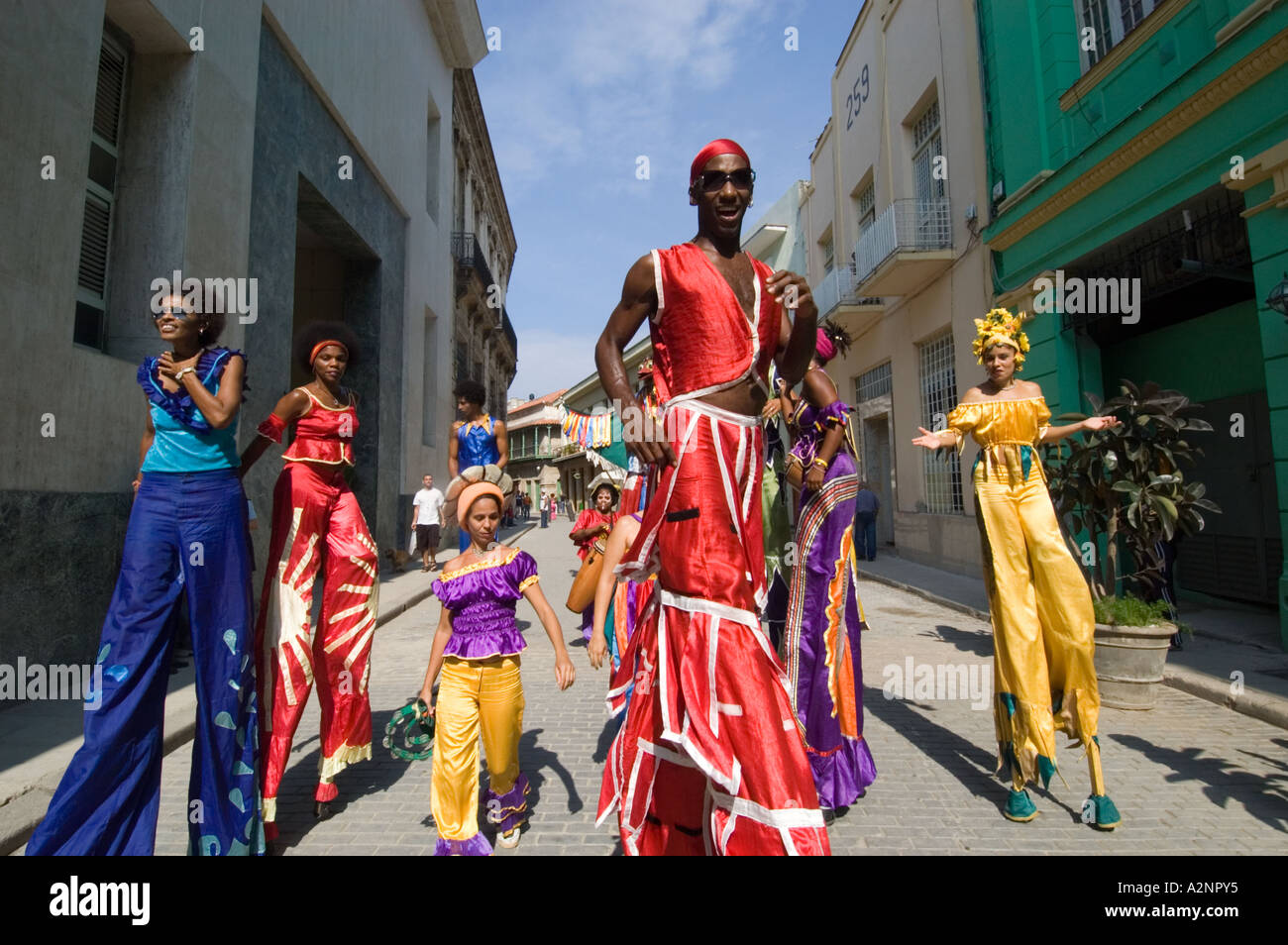 Trampolieri in street processione in Havana, Cuba Foto Stock