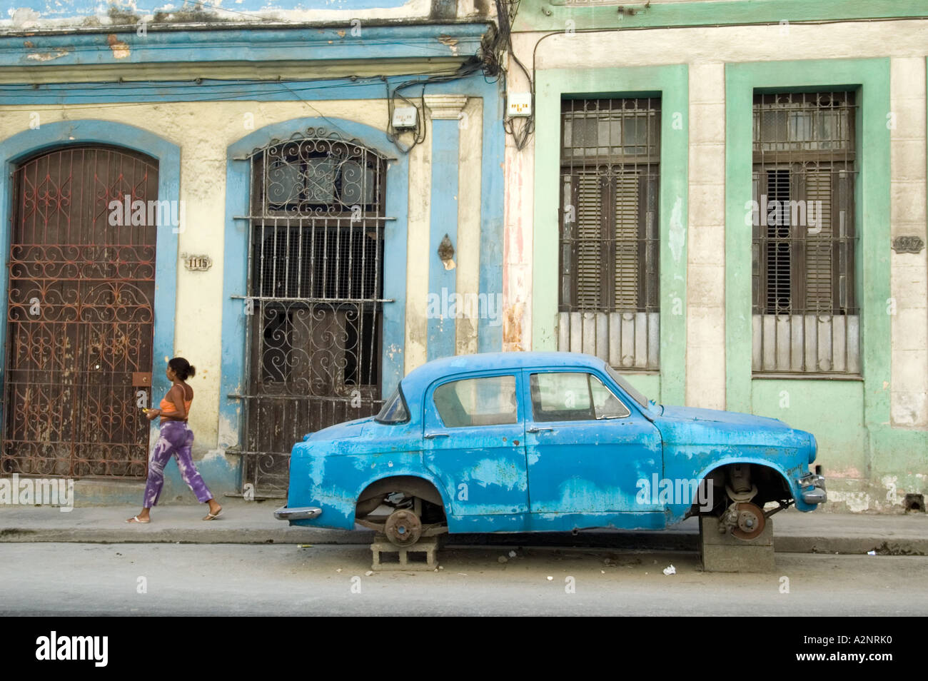 Decrepito vecchia auto senza ruote di appoggio sui blocchi, Havana Cuba Foto Stock
